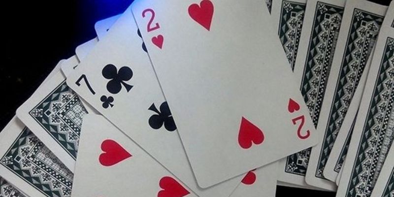 Cách dụ heo đỏ để chặt trong bài tiến lên: Mẹo và chiến lược 4 Lưu ý khi dụ heo đỏ để chặt