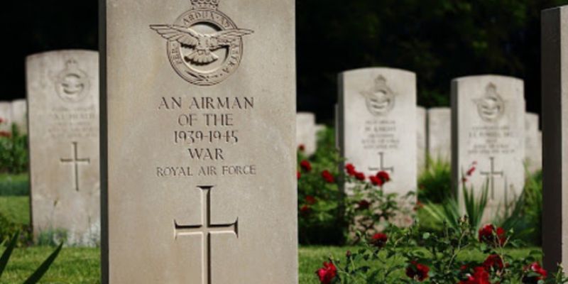 Nằm mơ thấy bia mộ: Ý nghĩa và con số may mắn cho bạn? 2 Những trường hợp mơ thấy bia mộ phổ biến và ý nghĩa tâm linh